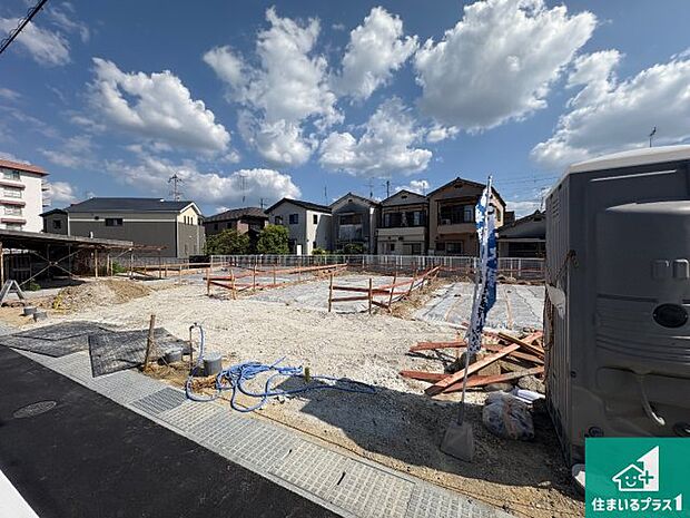 周辺は落ち着いた街並みの住宅地！子育てがしやすい住環境です！まだ未完成ですが、現地でしかわからない事もございます。是非一度ご覧ください。