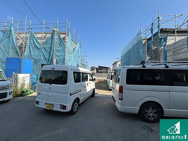 周辺は閑静な住宅街です。前面道路もしっかりと有りますので車の出し入れも安心ですよ！