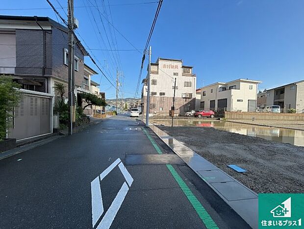 周辺は落ち着いた街並みの住宅地！子育てがしやすい住環境です！まだ未完成ですが、現地でしかわからない事もございます。是非一度ご覧ください。