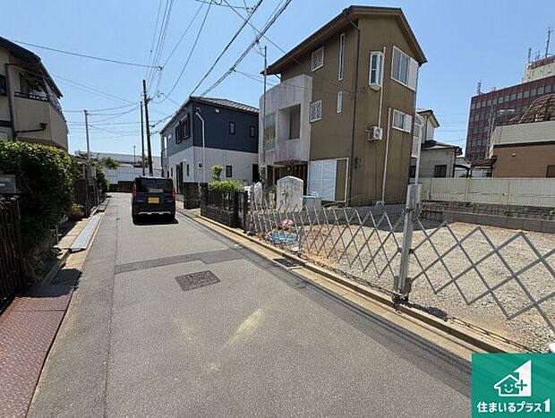周辺は落ち着いた街並みの住宅地！子育てがしやすい住環境です！まだ未完成ですが、現地でしかわからない事もございます。是非一度ご覧ください。
