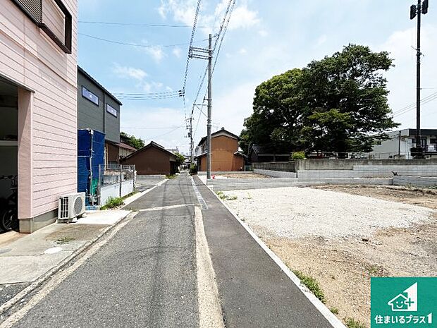 周辺は閑静な住宅街です。前面道路もしっかりと有りますので車の出し入れも安心ですよ!