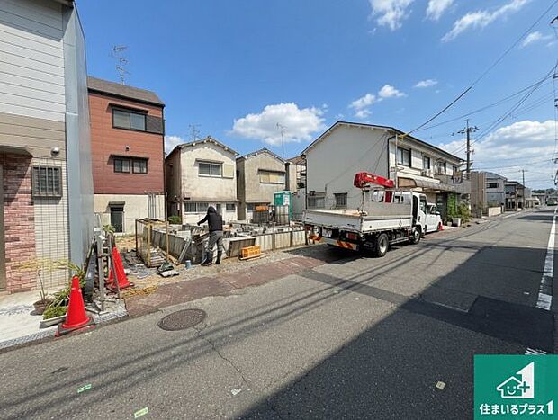 周辺は落ち着いた街並みの住宅地!子育てがしやすい住環境です!まだ未完成ですが、現地でしかわからない事もございます。是非一度ご覧ください。