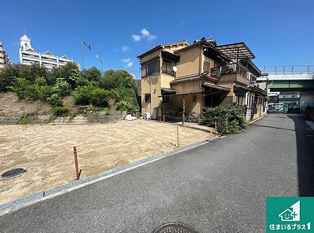 周辺は落ち着いた街並みの住宅地！子育てがしやすい住環境です！まだ未完成ですが、現地でしかわからない事もございます。是非一度ご覧ください。