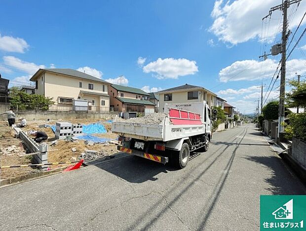 周辺は閑静な住宅街!前面道路広々で車の出し入れも便利です。駐車が苦手な方でも安心して車庫入れできます!