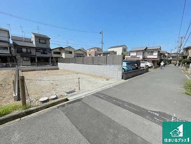 周辺は落ち着いた街並みの住宅地!子育てがしやすい住環境です!まだ未完成ですが、現地でしかわからない事もございます。是非一度ご覧ください。