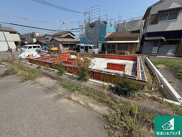 周辺は落ち着いた街並みの住宅地!子育てがしやすい住環境です!まだ未完成ですが、現地でしかわからない事もございます。是非一度ご覧ください。
