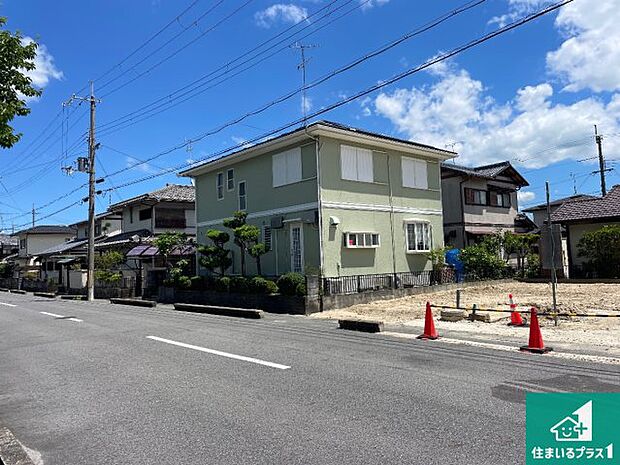 周辺は落ち着いた街並みの住宅地!子育てがしやすい住環境です!まだ未完成ですが、現地でしかわからない事もございます。是非一度ご覧ください。