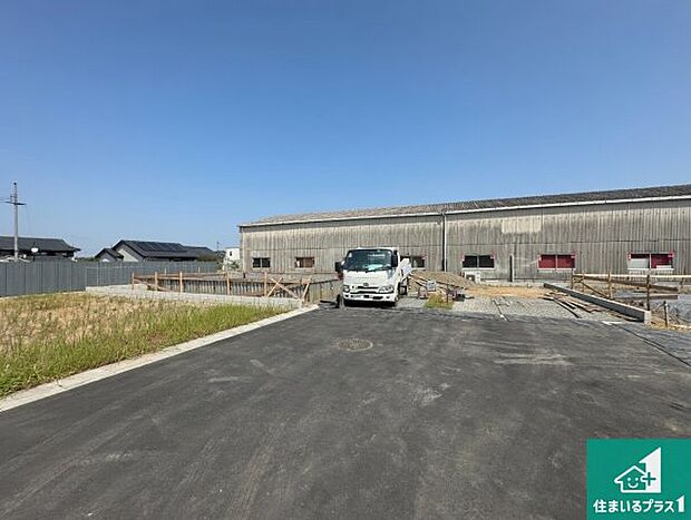 周辺は落ち着いた街並みの住宅地!子育てがしやすい住環境です!まだ未完成ですが、現地でしかわからない事もございます。是非一度ご覧ください。