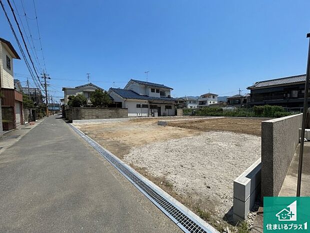 周辺は閑静な住宅街です。前面道路もしっかりと有りますので車の出し入れも安心ですよ!
