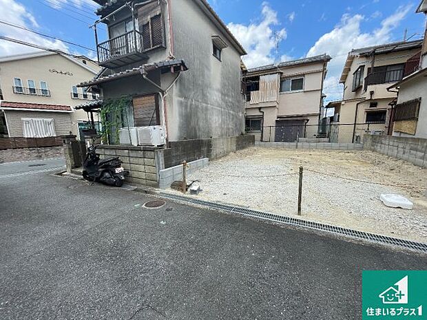 周辺は落ち着いた街並みの住宅地!子育てがしやすい住環境です!まだ未完成ですが、現地でしかわからない事もございます。是非一度ご覧ください。