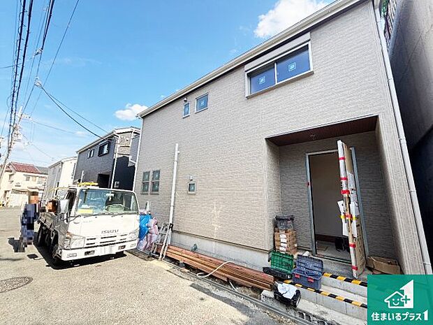 周辺は落ち着いた街並みの住宅地!子育てがしやすい住環境です!まだ未完成ですが、現地でしかわからない事もございます。是非一度ご覧ください。