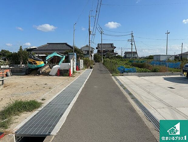 周辺は落ち着いた街並みの住宅地!子育てがしやすい住環境です!まだ未完成ですが、現地でしかわからない事もございます。是非一度ご覧ください。