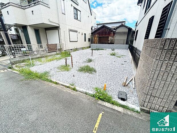 周辺は落ち着いた街並みの住宅地!子育てがしやすい住環境です!まだ未完成ですが、現地でしかわからない事もございます。是非一度ご覧ください。