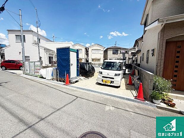 周辺は落ち着いた街並みの住宅地!子育てがしやすい住環境です!まだ未完成ですが、現地でしかわからない事もございます。是非一度ご覧ください。