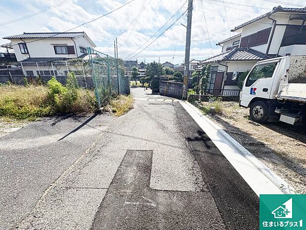 周辺は落ち着いた街並みの住宅地!子育てがしやすい住環境です!まだ未完成ですが、現地でしかわからない事もございます。是非一度ご覧ください。