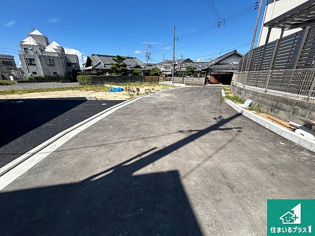 周辺は落ち着いた街並みの住宅地!子育てがしやすい住環境です!まだ未完成ですが、現地でしかわからない事もございます。是非一度ご覧ください。