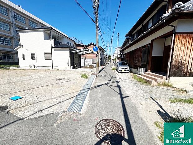 周辺は落ち着いた街並みの住宅地!子育てがしやすい住環境です!まだ未完成ですが、現地でしかわからない事もございます。是非一度ご覧ください。