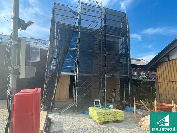 周辺は落ち着いた街並みの住宅地！子育てがしやすい住環境です！まだ未完成ですが、現地でしかわからない事もございます。是非一度ご覧ください。