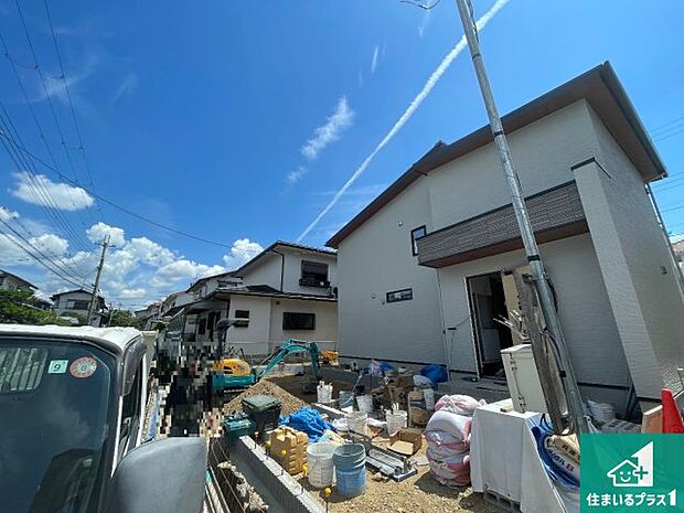 周辺は落ち着いた街並みの住宅地!子育てがしやすい住環境です!まだ未完成ですが、現地でしかわからない事もございます。是非一度ご覧ください。
