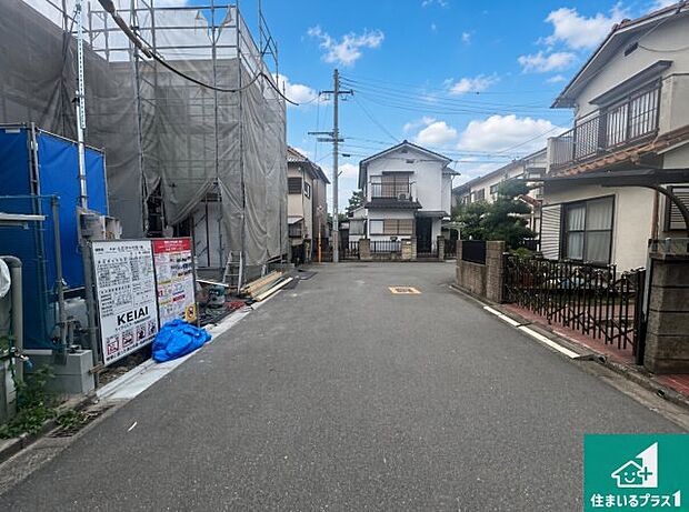 周辺は落ち着いた街並みの住宅地!子育てがしやすい住環境です!まだ未完成ですが、現地でしかわからない事もございます。是非一度ご覧ください。