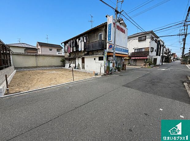 周辺は落ち着いた街並みの住宅地!子育てがしやすい住環境です!まだ未完成ですが、現地でしかわからない事もございます。是非一度ご覧ください。
