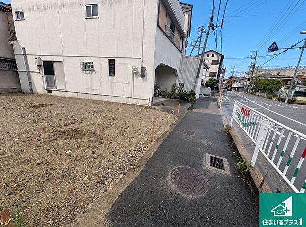 周辺は落ち着いた街並みの住宅地!子育てがしやすい住環境です!まだ未完成ですが、現地でしかわからない事もございます。是非一度ご覧ください。