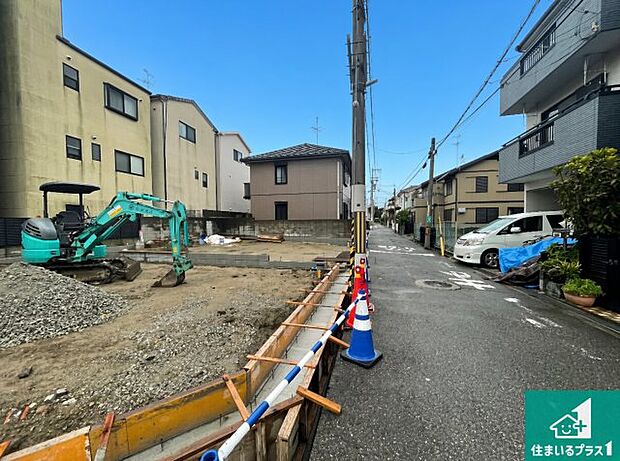 周辺は落ち着いた街並みの住宅地!子育てがしやすい住環境です!まだ未完成ですが、現地でしかわからない事もございます。是非一度ご覧ください。