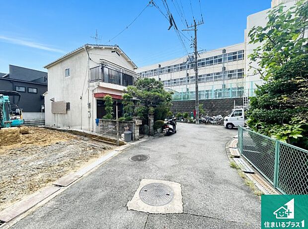 周辺は落ち着いた街並みの住宅地!子育てがしやすい住環境です!まだ未完成ですが、現地でしかわからない事もございます。是非一度ご覧ください。