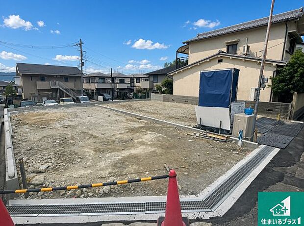 周辺は落ち着いた街並みの住宅地!子育てがしやすい住環境です!まだ未完成ですが、現地でしかわからない事もございます。是非一度ご覧ください。