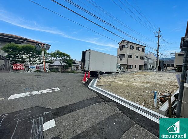 周辺は落ち着いた街並みの住宅地!子育てがしやすい住環境です!まだ未完成ですが、現地でしかわからない事もございます。是非一度ご覧ください。