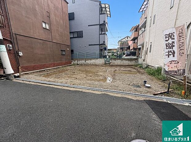 周辺は落ち着いた街並みの住宅地！子育てがしやすい住環境です！まだ未完成ですが、現地でしかわからない事もございます。是非一度ご覧ください。