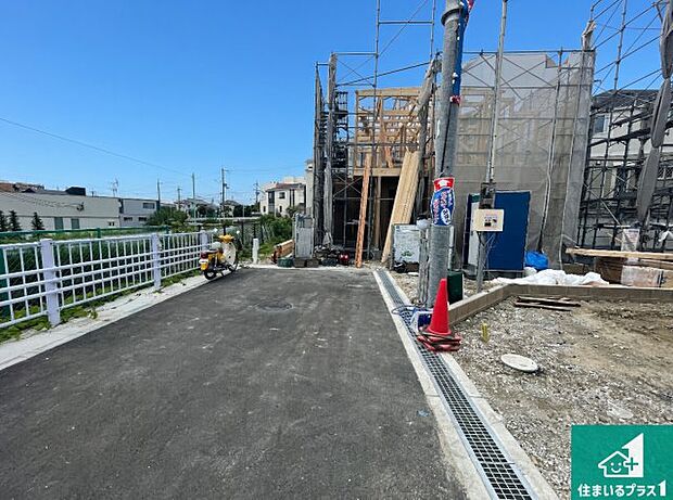 周辺は落ち着いた街並みの住宅地!子育てがしやすい住環境です!まだ未完成ですが、現地でしかわからない事もございます。是非一度ご覧ください。