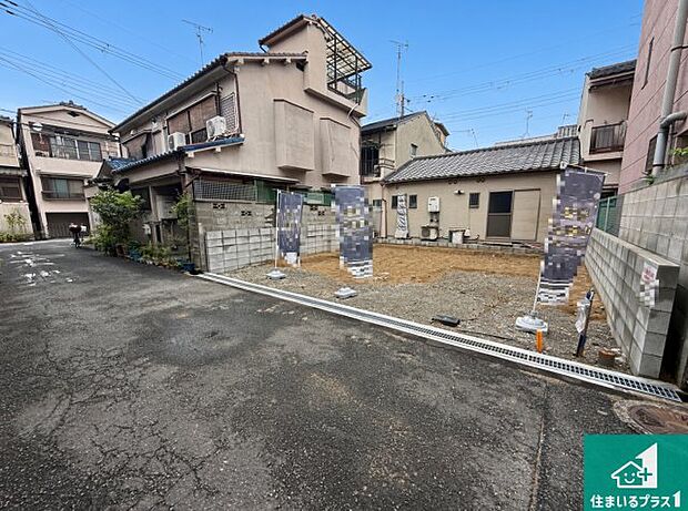 周辺は落ち着いた街並みの住宅地!子育てがしやすい住環境です!まだ未完成ですが、現地でしかわからない事もございます。是非一度ご覧ください。