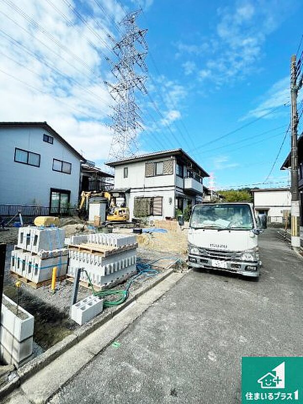 周辺は落ち着いた街並みの住宅地！子育てがしやすい住環境です！まだ未完成ですが、現地でしかわからない事もございます。是非一度ご覧ください。