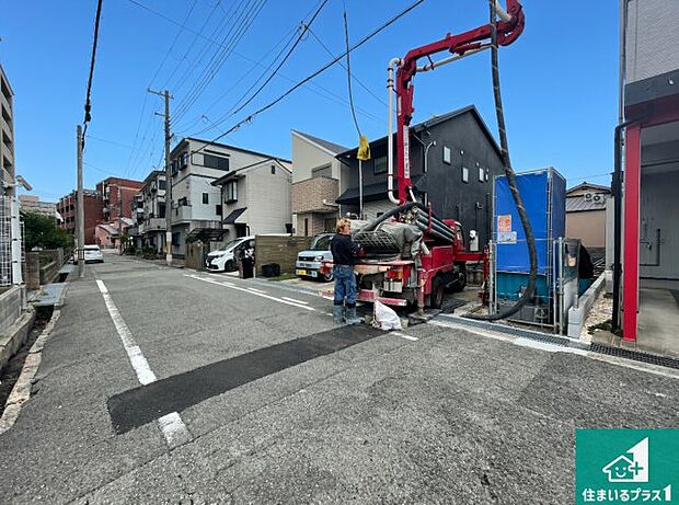 周辺は落ち着いた街並みの住宅地!子育てがしやすい住環境です!まだ未完成ですが、現地でしかわからない事もございます。是非一度ご覧ください。