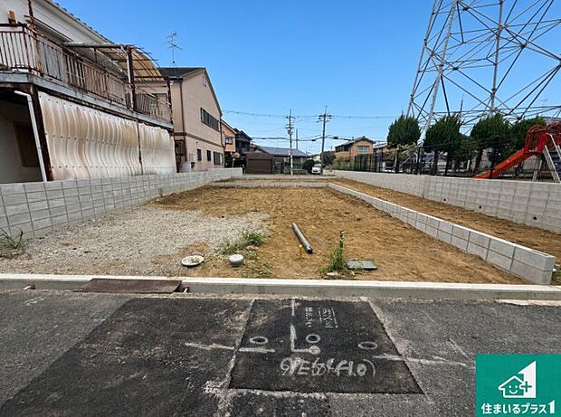 周辺は落ち着いた街並みの住宅地！子育てがしやすい住環境です！まだ未完成ですが、現地でしかわからない事もございます。是非一度ご覧ください。