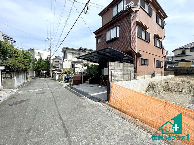 周辺は落ち着いた街並みの住宅地！子育てがしやすい住環境です！まだ未完成ですが、現地でしかわからない事もございます。是非一度ご覧ください。