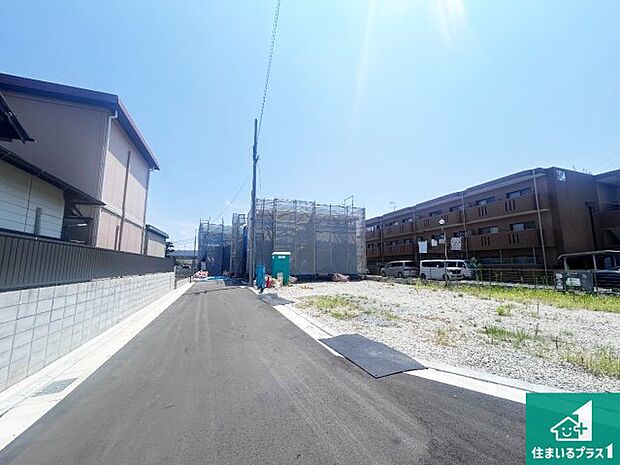 周辺は落ち着いた街並みの住宅地!子育てがしやすい住環境です!まだ未完成ですが、現地でしかわからない事もございます。是非一度ご覧ください。