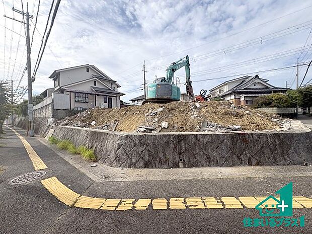 周辺は閑静な住宅街です。前面道路もしっかりと有りますので車の出し入れも安心ですよ!