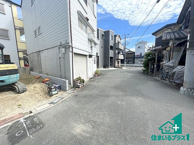 周辺は落ち着いた街並みの住宅地!子育てがしやすい住環境です!まだ未完成ですが、現地でしかわからない事もございます。是非一度ご覧ください。