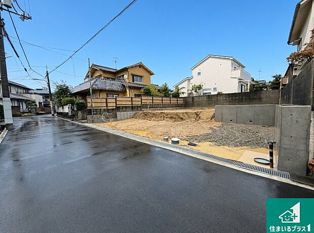 周辺は落ち着いた街並みの住宅地!子育てがしやすい住環境です!まだ未完成ですが、現地でしかわからない事もございます。是非一度ご覧ください。