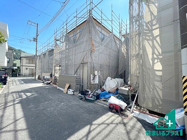 周辺は落ち着いた街並みの住宅地！子育てがしやすい住環境です！まだ未完成ですが、現地でしかわからない事もございます。是非一度ご覧ください。