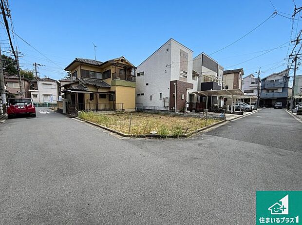 周辺は落ち着いた街並みの住宅地！子育てがしやすい住環境です！まだ未完成ですが、現地でしかわからない事もございます。是非一度ご覧ください。