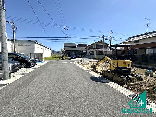 周辺は閑静な住宅街です。前面道路もしっかりと有りますので車の出し入れも安心ですよ!