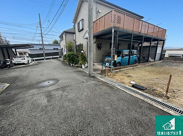 周辺は落ち着いた街並みの住宅地!子育てがしやすい住環境です!まだ未完成ですが、現地でしかわからない事もございます。是非一度ご覧ください。