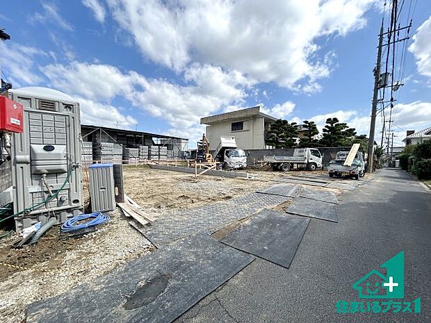 周辺は閑静な住宅街です。前面道路もしっかりと有りますので車の出し入れも安心ですよ!