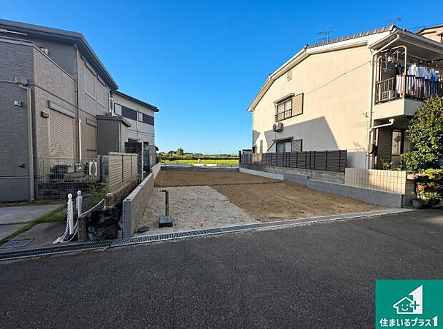 周辺は落ち着いた街並みの住宅地!子育てがしやすい住環境です!まだ未完成ですが、現地でしかわからない事もございます。是非一度ご覧ください。