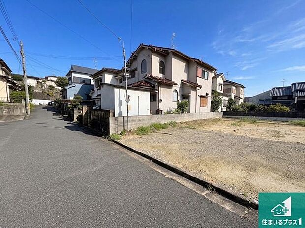 周辺は閑静な住宅街です。前面道路もしっかりと有りますので車の出し入れも安心ですよ!