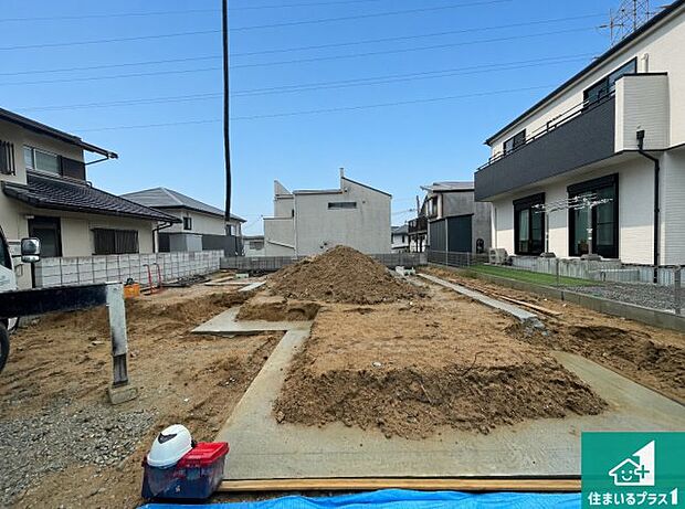 周辺は落ち着いた街並みの住宅地!子育てがしやすい住環境です!まだ未完成ですが、現地でしかわからない事もございます。是非一度ご覧ください。