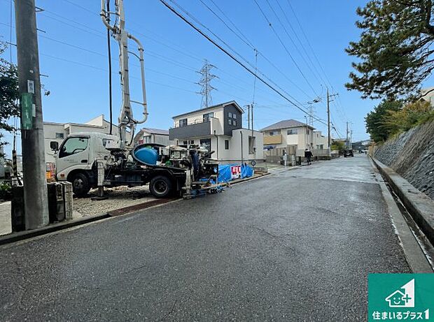 周辺は落ち着いた街並みの住宅地!子育てがしやすい住環境です!まだ未完成ですが、現地でしかわからない事もございます。是非一度ご覧ください。